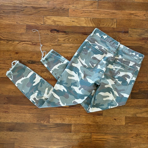 Mother High Waisted Looker Ankle Fray in See Me (Camo) - Picture 5 of 12